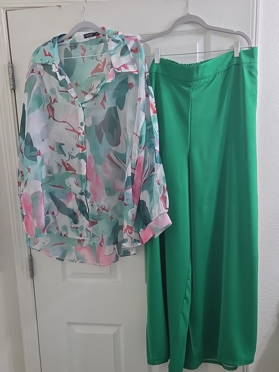 SHEIN Pants - SHEIN Green Wide-Leg Pants with Printed Chiffon Blouse